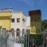 Anche Villa Augusta, sorta nel 2008 su strada Pezze del Sole nacque per intercettare un turismo �alternativo�. �Accoglievo i parenti dei pazienti ricoverati all�ospedale Mater Dei�, sottolinea il gestore Pasquale 